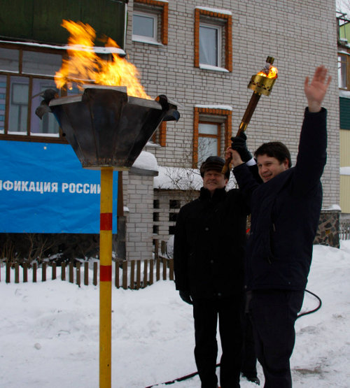 Ю. Канчер и А. Поценковский зажигают символический газовый факел в Шуе