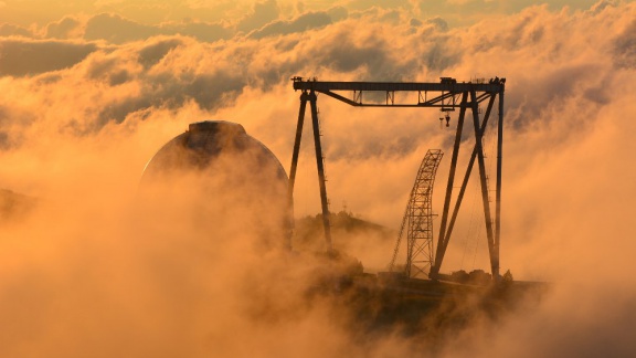 БТА - самый крупный телескоп России, в облачном закате 11 июля 2015 года.